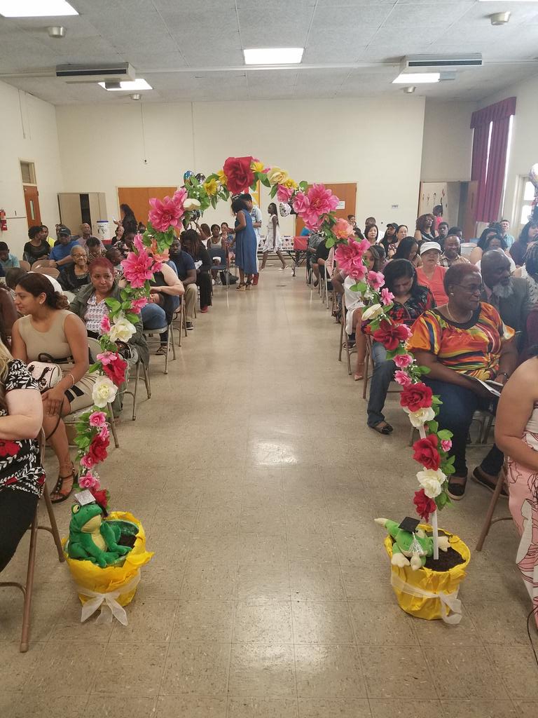 JamesRyderRand1's tweet photo. Kindergarten promotion.  Look out 1st grade here we come! #JRRMustangs https://t.co/va6R1Svxoe