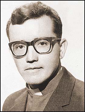 FUNDAHISPA's tweet photo. 9-Junio-1971

Hoy se cumplen 46 años de la desaparición forzada del sacerdote Héctor Gallego hecho ocurrido en la Dictadura de Omar Torrijos https://t.co/RVGPWXpfz8