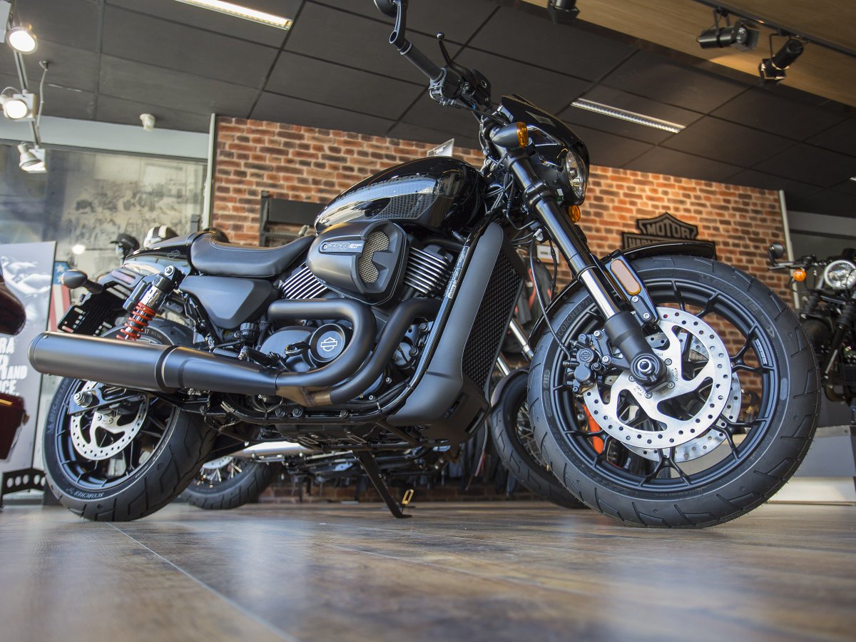 HarleysOfMalta's tweet photo. In stock. Instantly recognisable on any street corner in the world, is the 2017 #StreetRod. https://t.co/rxQ4wmBwyj