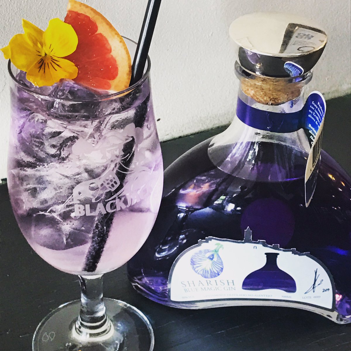 TheSmithfieldNQ's tweet photo. WORLD GIN DAY SPECIALS CONTINUE! Magic blue gin and tonic #gin #grapefruit #edibleflowers #ginandtonic #worldginday #bluemagicgin https://t.co/RAWnQVemDa