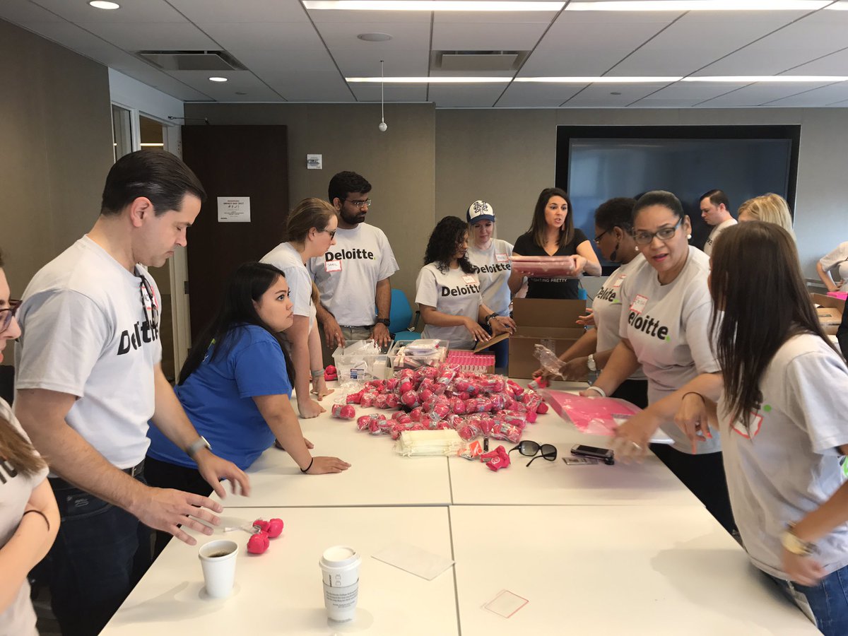 CancerBTTB's tweet image. .@Deloitte @DeloitteUS #volunteers assembling #prettypackages for #breastcancer #warriors #impactthatmatters @fightingpretty #beautiful