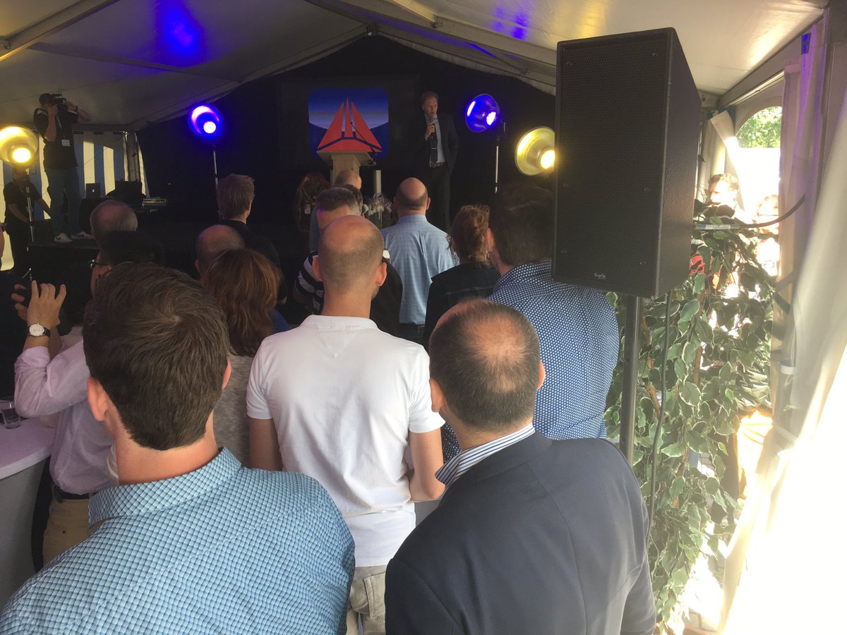 WethErikVisserE's tweet photo. Innovatieve technologie in @GemeenteEpe @CleantechRegio. Opening grootste Bifacial (2zijdig) zonnepark bij #Tempress met 30% meeropbrengst! https://t.co/Zh5u5zhUu0