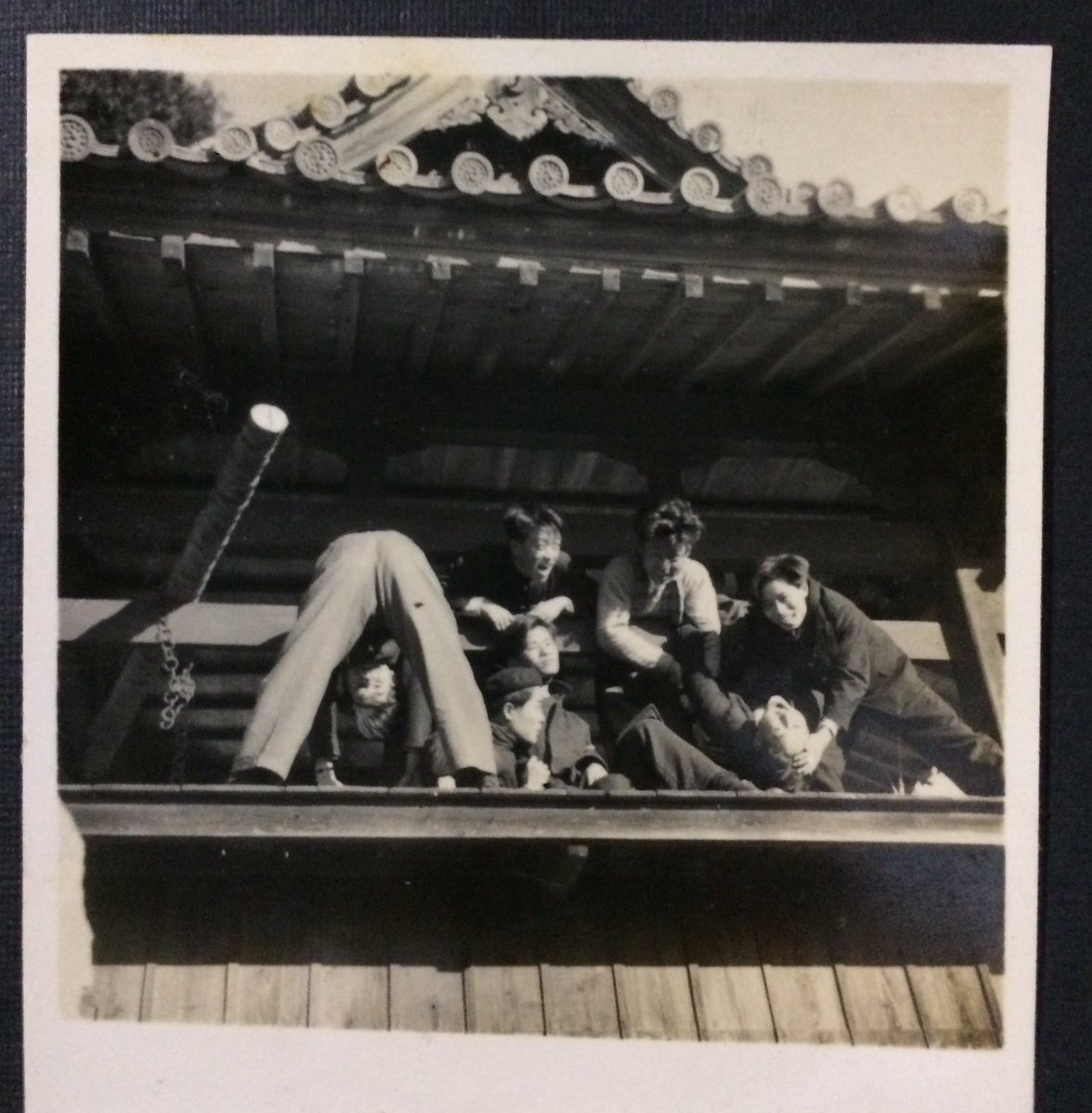 祖母の家で見つけた白黒写真。
戦後すぐに撮られたものとは思えない生き生き感。 