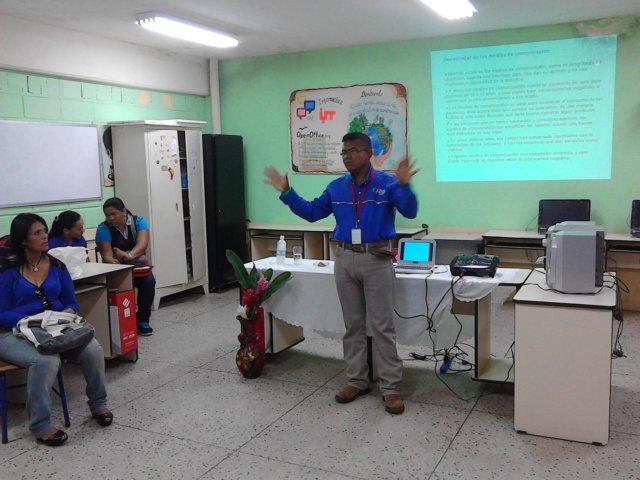CBITYARSANFELIP's tweet photo. Jornada sobre el uso de los medios de comunicación y el internet, en la educación de los niños. Cbit Padre Delgado https://t.co/2ns8MxwXRc
