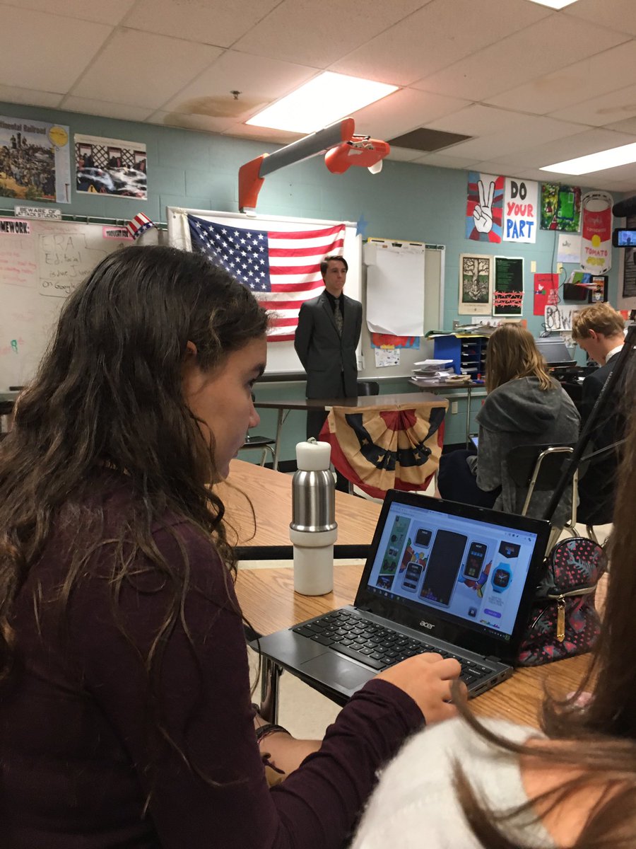 CAPNewsNetwork's tweet photo. Warren campaign staff seen playing Tetris while Haley Press Communication Manager Calvin McGlade speaks. #CAPPOTUS https://t.co/xn4yqcuioh