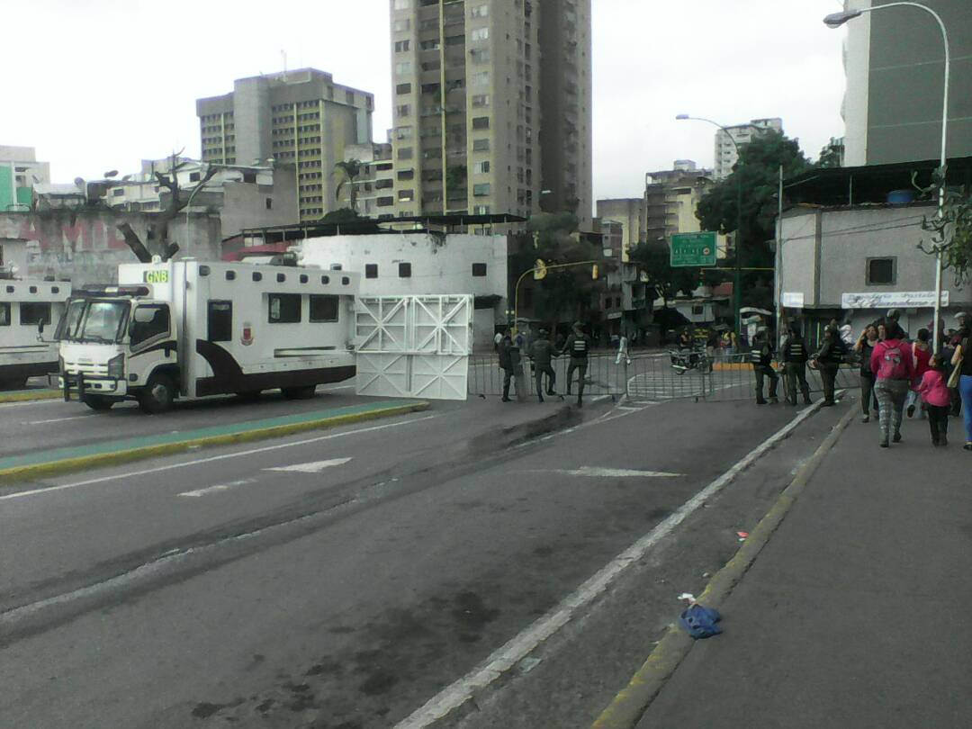 elmapacheve's tweet photo. #9Jun Por primera vez en tantos años, vas a poder sacar el tlf para tirarte un selfie en el centro de Caracas o grabar algo en la  Baralt https://t.co/8wIPadLVko