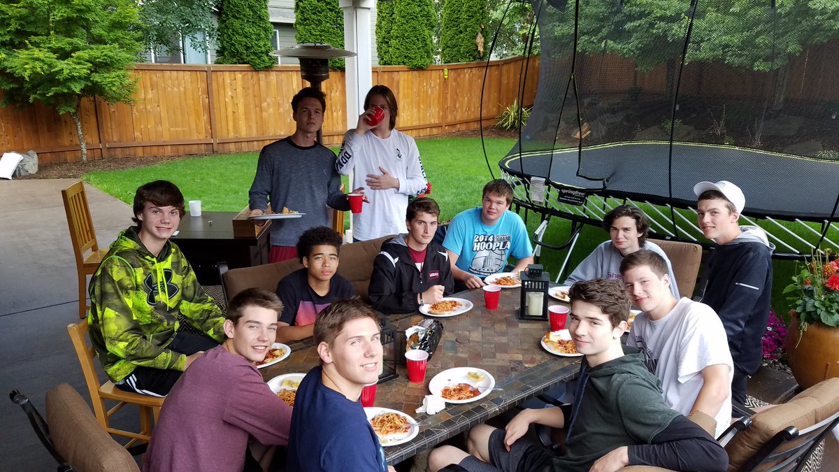SherwoodBBX's tweet photo. Team dinner last night. #oneteam #teamthateatstogetherwinstogether https://t.co/X4EqVgHK6P