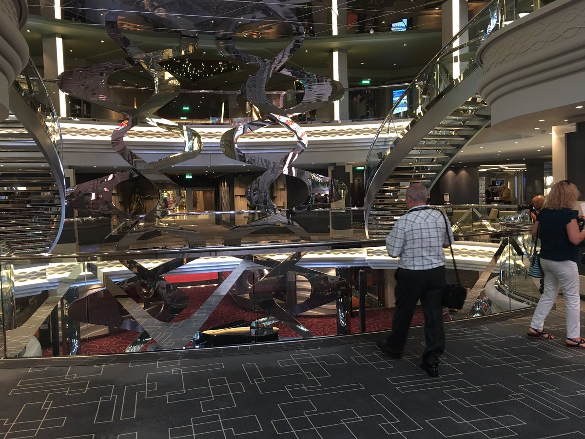 tusdestinos's tweet photo. Conociendo el MSC Meraviglia, barco fletado hace tan solo unos días en Le Havre #cruceros #barcos #MSCMeraviglia https://t.co/gt2hFH32eA