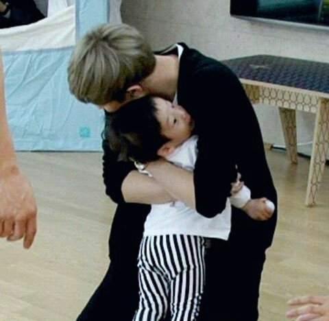 WEAERNEO's tweet photo. "ป๊าฮ่ะม๊า��าน่ายักเกินไปแย้ว"
"ใช่แล้วกูน่ารักจนป๊าอยากจับ กด เอ้ย! กอด"
#ชานแบค #찬백 #chanbaek #exo https://t.co/avQNGzIXTg