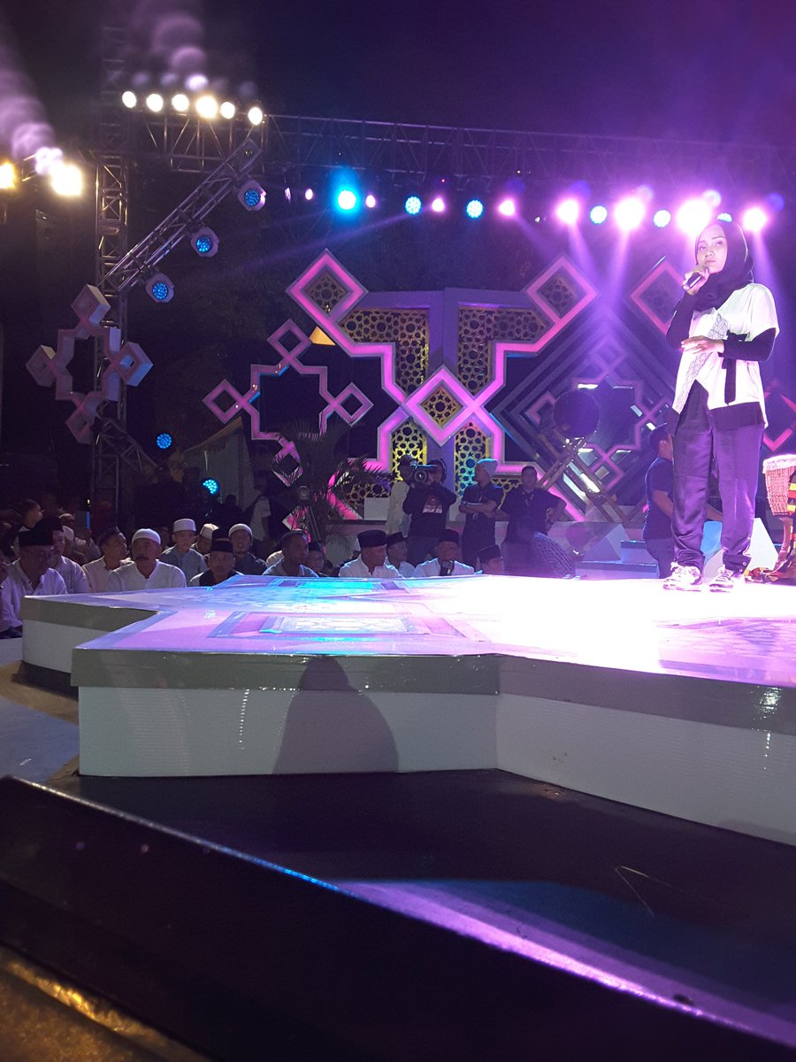 Agar tampil maksimal, <a href="/FatinSL/">Fatin Shidqia Lubis</a> &amp; <a href="/indah_nevertari/">Indah Nevertari</a> melakukan gladi bersih terlebih dahulu 😊. Jgn lupa #TablighAkbar2017 pk 22.30 wib