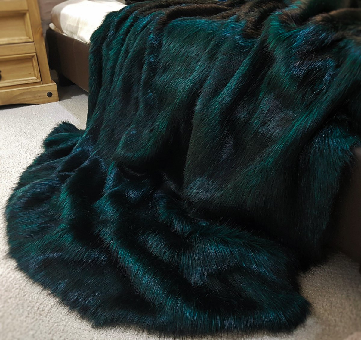 The Throw Company On Twitter This Weeks Fauxfurfriday Is Emerald Black Soft And Silky With An Emerald Green Base And Black Tips Fridayfeeling Https T Co Sp3sn0kiwy Https T Co L79hzmfe9h