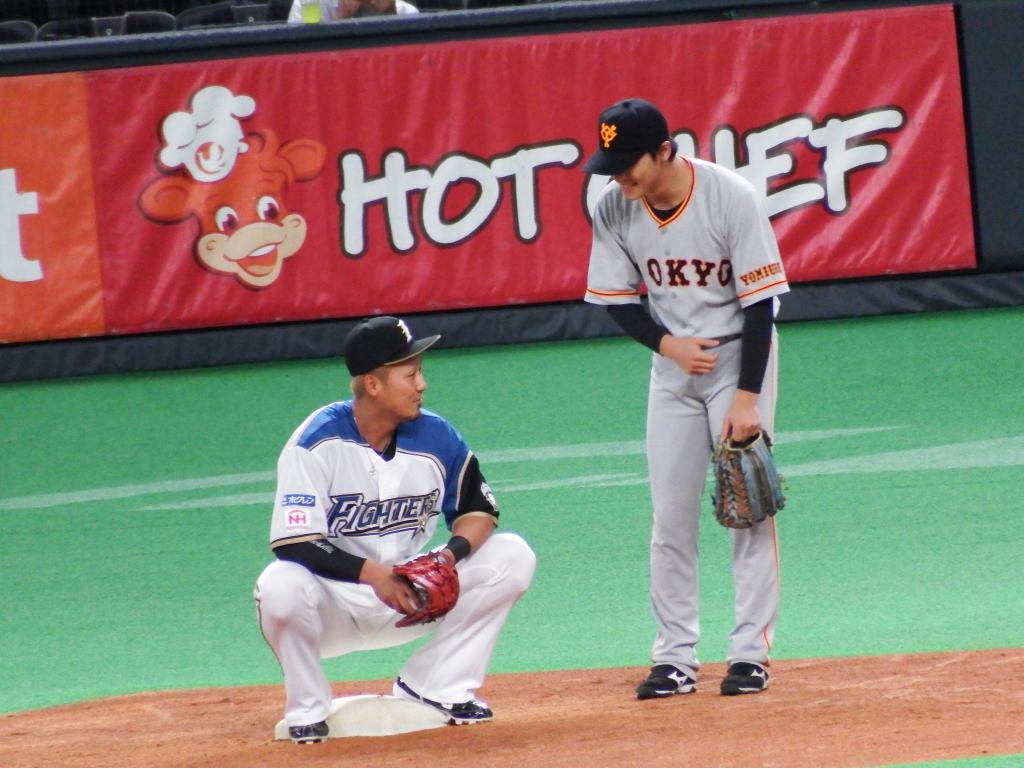 Hyro 10 2 5甲子園 予 در توییتر 一塁上にしゃがみ話をしていた中田翔さん それを聴く石川慎吾さん