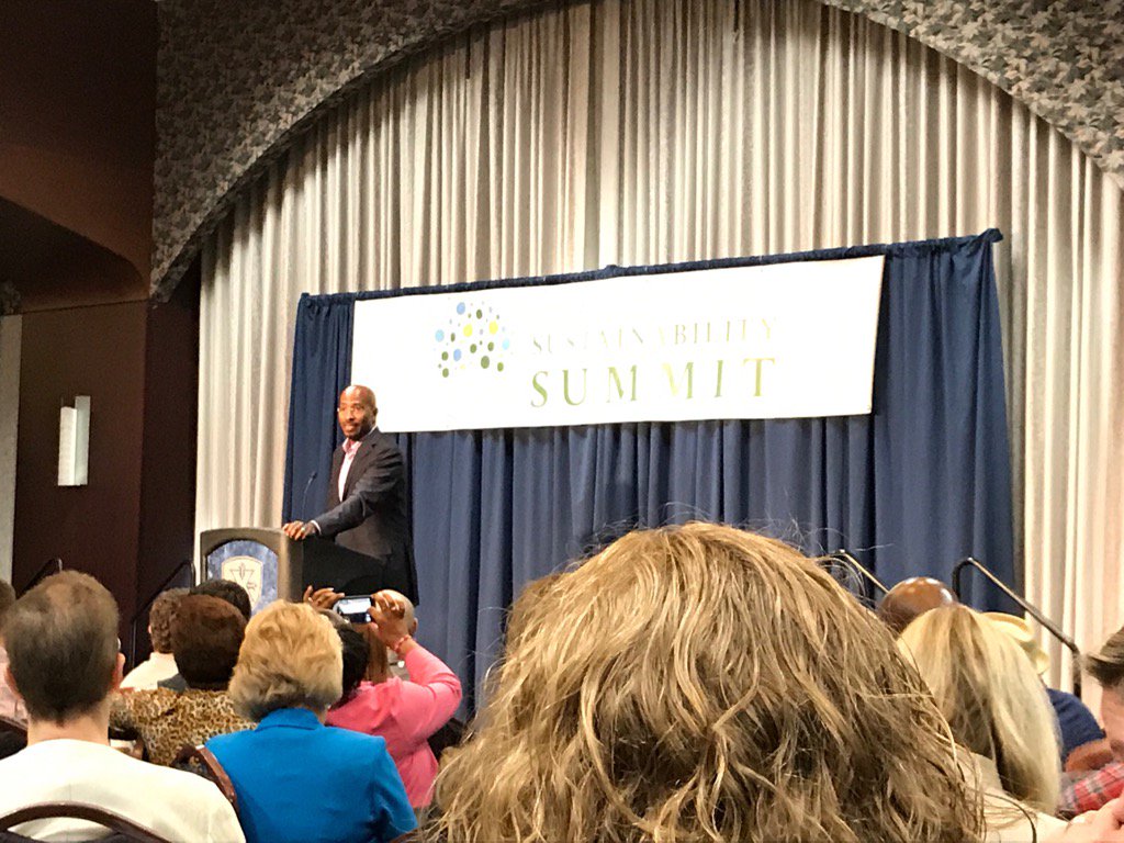 amyjudeuhl's tweet photo. Inspirational Keynote with Van Jones at Midwest Sustainability Summitt #deskey #mrss2017 https://t.co/kEcuGso27z