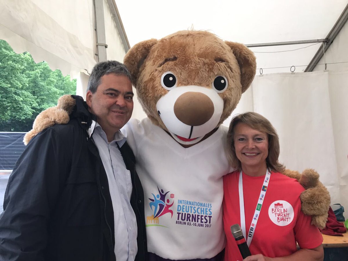 ClaudiaZinke's tweet photo. Wenn die bunten Fahnen wehen.Heute letzter Tag #turnfest2017 19:00 #Abschlussfest #Sommergarten @pr_messeberlin @PresseTurnfest @LSBBerlin https://t.co/9n9lSBbyqW