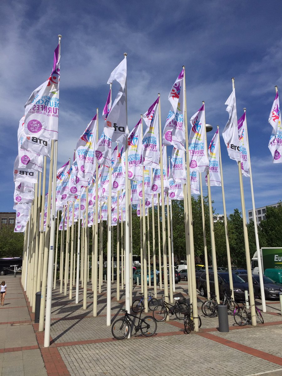 ClaudiaZinke's tweet photo. Wenn die bunten Fahnen wehen.Heute letzter Tag #turnfest2017 19:00 #Abschlussfest #Sommergarten @pr_messeberlin @PresseTurnfest @LSBBerlin https://t.co/9n9lSBbyqW