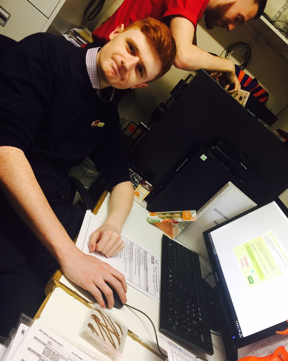 bf_park's tweet photo. @LouisSpencer95 @bf_park getting the low down on themix and getting his core training done with a much needed snack😂 @hawkeye1070 @WeAreSUGM https://t.co/fvIB4l6uJQ