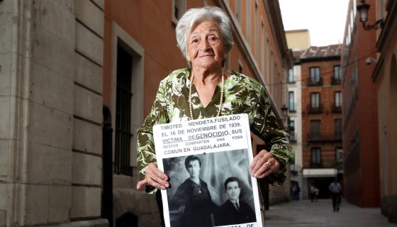 chselles's tweet photo. A sus 91 años Ascensión Mendieta ha encontrado hoy los restos de su padre, fusilado en 1939. Para algunos esto es remover el pasado https://t.co/Yt2D0UF7DN