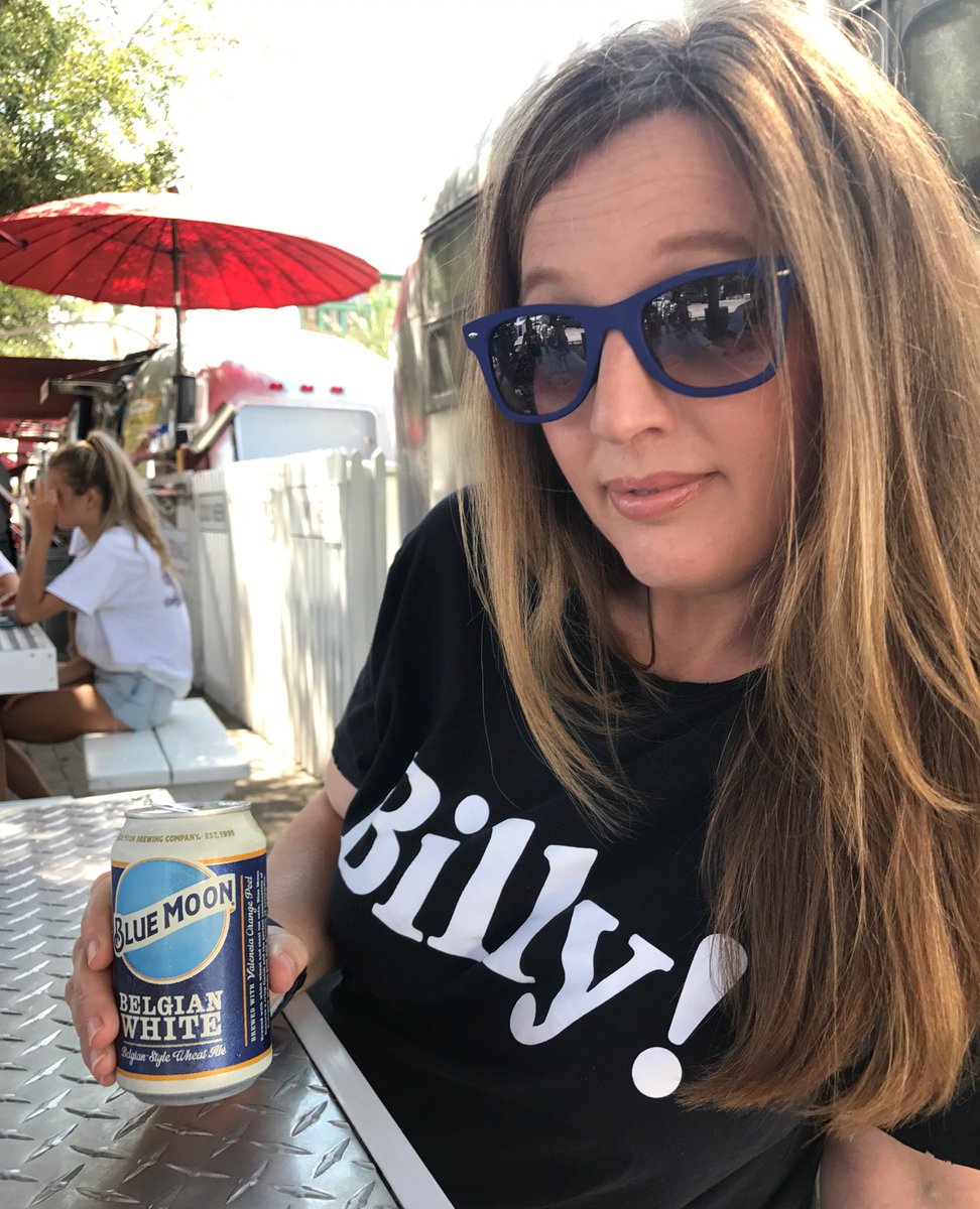 PaulJacksonArt's tweet photo. @lovebillynyc she's havin a blue moon Billy! birthday at the beach. :) #Billyfan https://t.co/NlDHUnJDbu