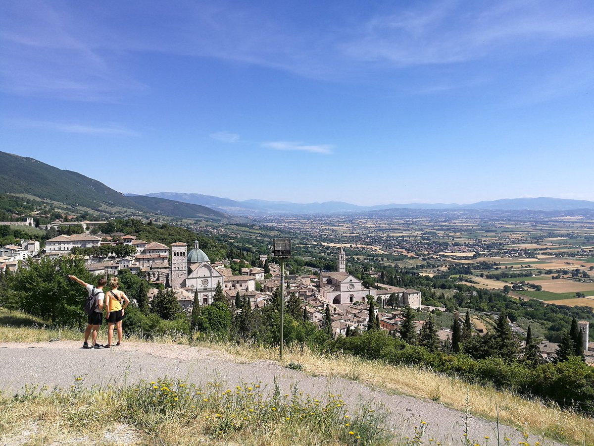 ASTascini's tweet image. Travelling in #Umbria with @ciumacik ! #SNAL network makes friendships💚😍😍😍😍😍 #mariecurie_itn #Europe 💟🌏