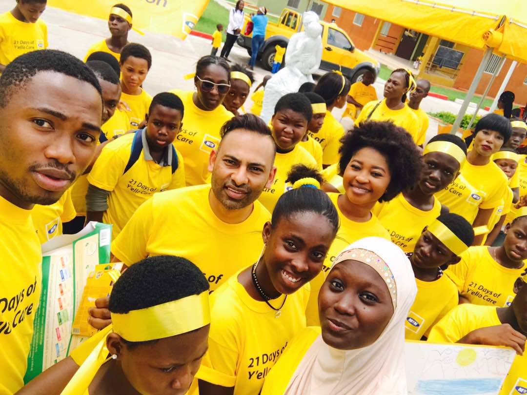 alima003's tweet photo. #YelloCare#Shareknowledge @MTNCotedIvoire 

Une photo de familles avec le DRH de MTN.CI https://t.co/FzTSiTdzfu