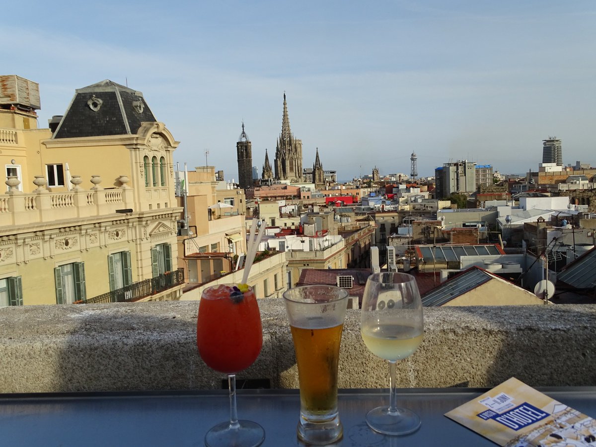 Pili_stage's tweet photo. Gran tarde en muy buena compañia disfrutando de la natación sincronizada del @cnkallipolis en el Hotel Ohla  ^^ . 

#setmanaterrasses17 https://t.co/zdLNzNhgU8
