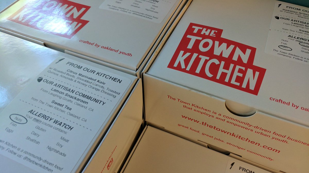 jennylg's tweet photo. Lunch #FunnyBizzSF provided by an ex-Googlers who formed @TheTownKitchen employing & empowering Oakland youth. #googlealumni #FunnyBizz https://t.co/5l1VcGer1G