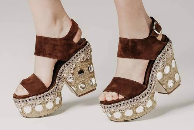 STYLEAMERICAmag's tweet image. Descubre la colección de #Sandalias y botines de @elenaiachi inspirados en los años 70’s en: ht.ly/qApf30csN87 #StyleAmericaModa