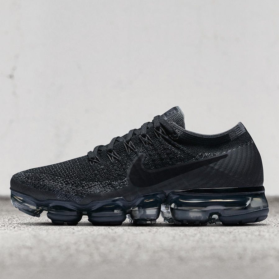 RyanCardigan's tweet photo. 😍😍😍 RT @KicksDealsCA: Great look at the upcoming Nike VaporMax in Black/Anthracite dropping on June 22 ⚫️⚫️⚫️ https://t.co/Yap6jIxWby