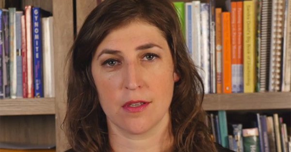 enews's tweet image. The Big Bang Theory's Mayim Bialik thinks "getting naked is not the only way to feel empowered." eonli.ne/2t3EqNW