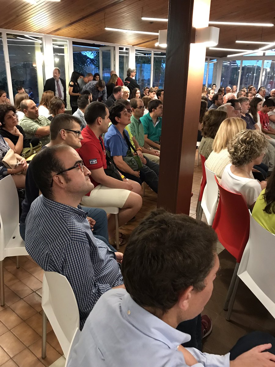 martapuigpalom1's tweet photo. Gaudint dels reconeixements que atorga el @CEVOTerrassa a persones  i entitats #Terrassa @esportcat @fupar #valors https://t.co/133kYk5vBA