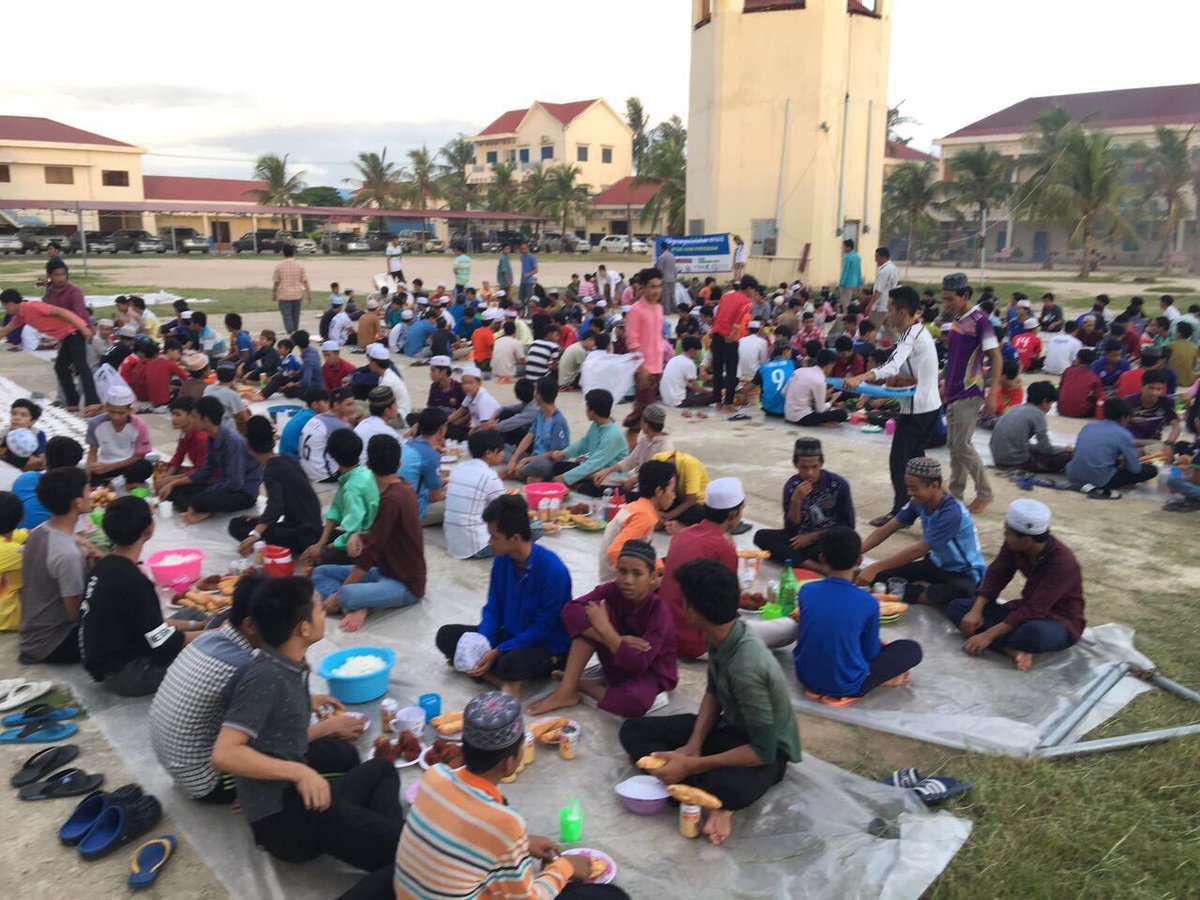 Nouvelleoptique's tweet photo. #orphelins #Iftar #Ftour #Cambodia #BurkinaFaso #vosdons #Merci #Ramadan2017 #vosHassanets #Do3a
500 orphelins mangent un bon repas ! https://t.co/mkDddDzIZ9