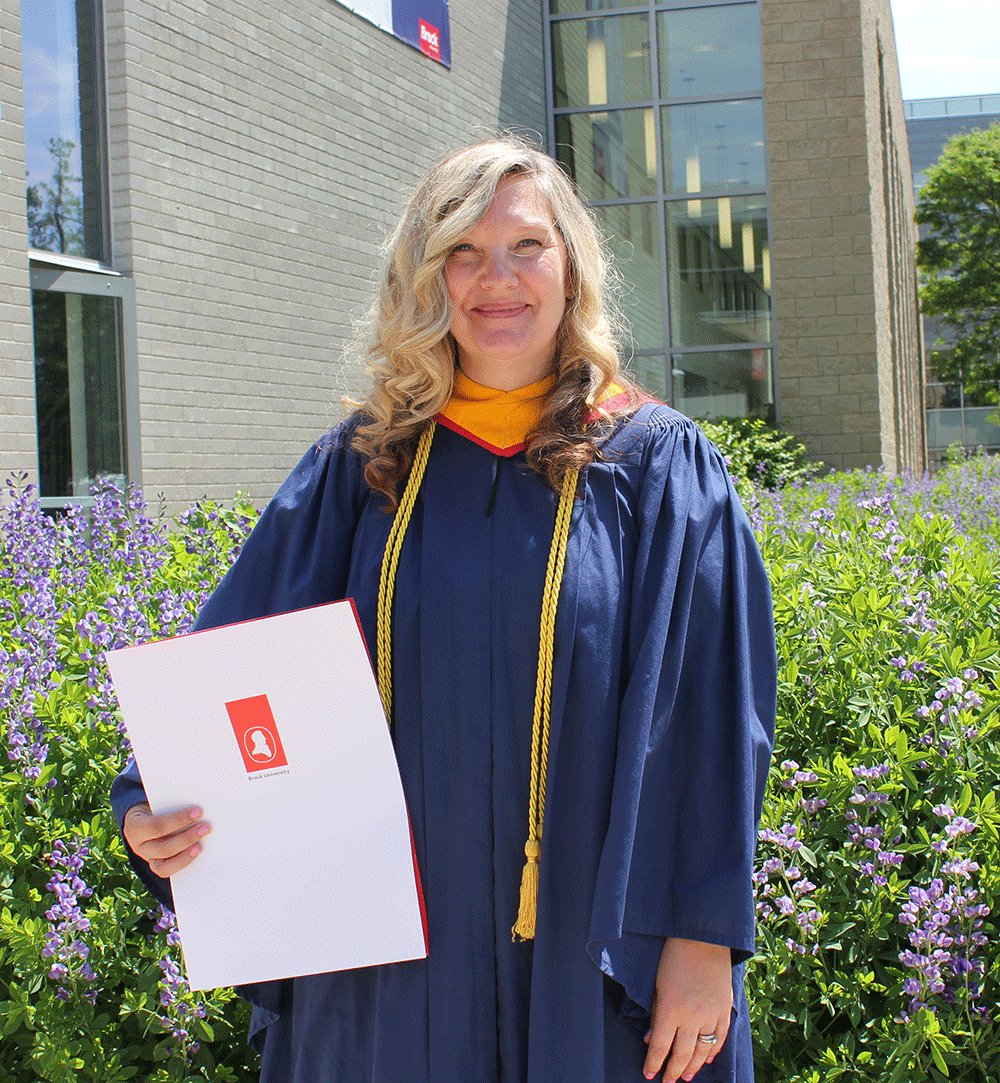 CCOVIBrockU's tweet photo. Congrats to #OEVI grad Stephanie Van Dyk, who earned her degree today! #brockgrad #grapeandwinescience https://t.co/QasaED80AN