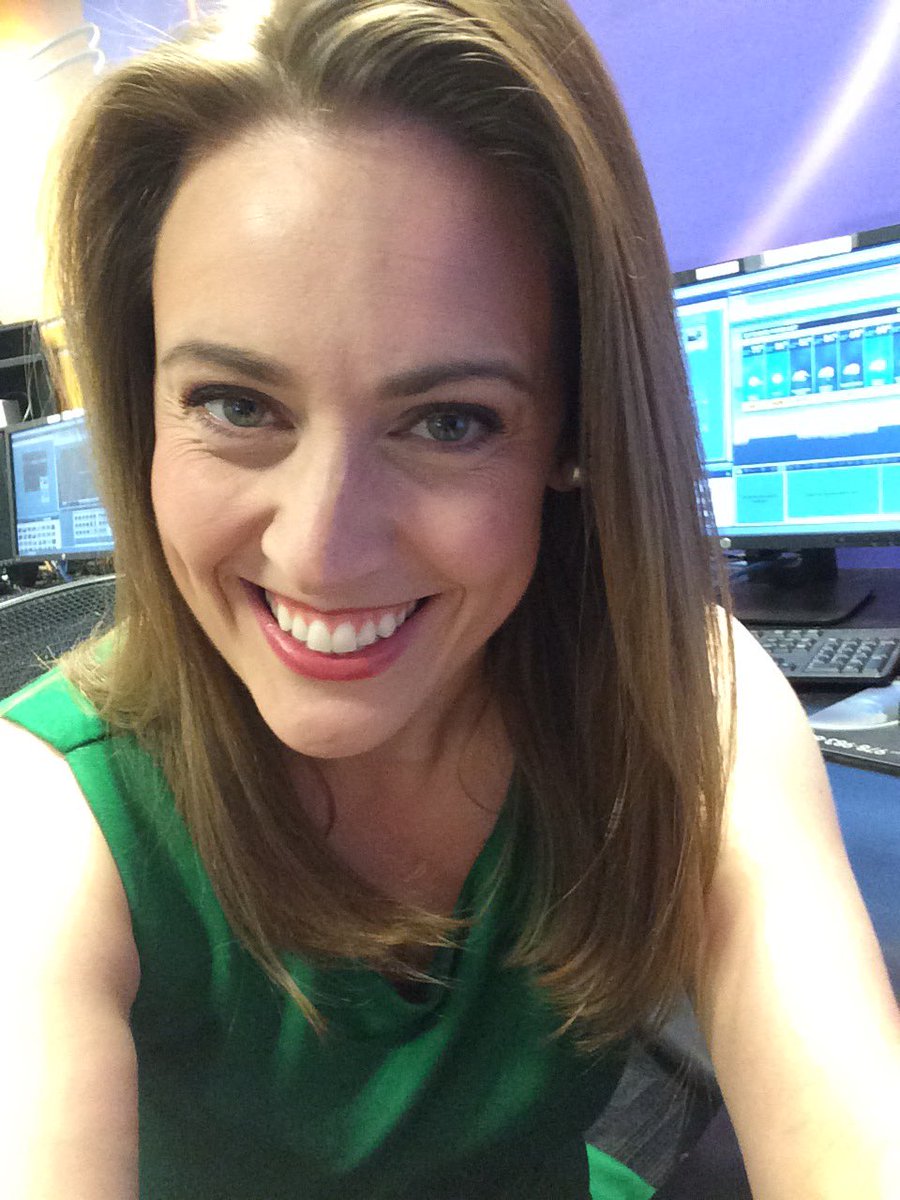 MeteoroloJess's tweet image. Wore green for my photoshoot. Then had some fun. #greenscreenproblems #chromakey