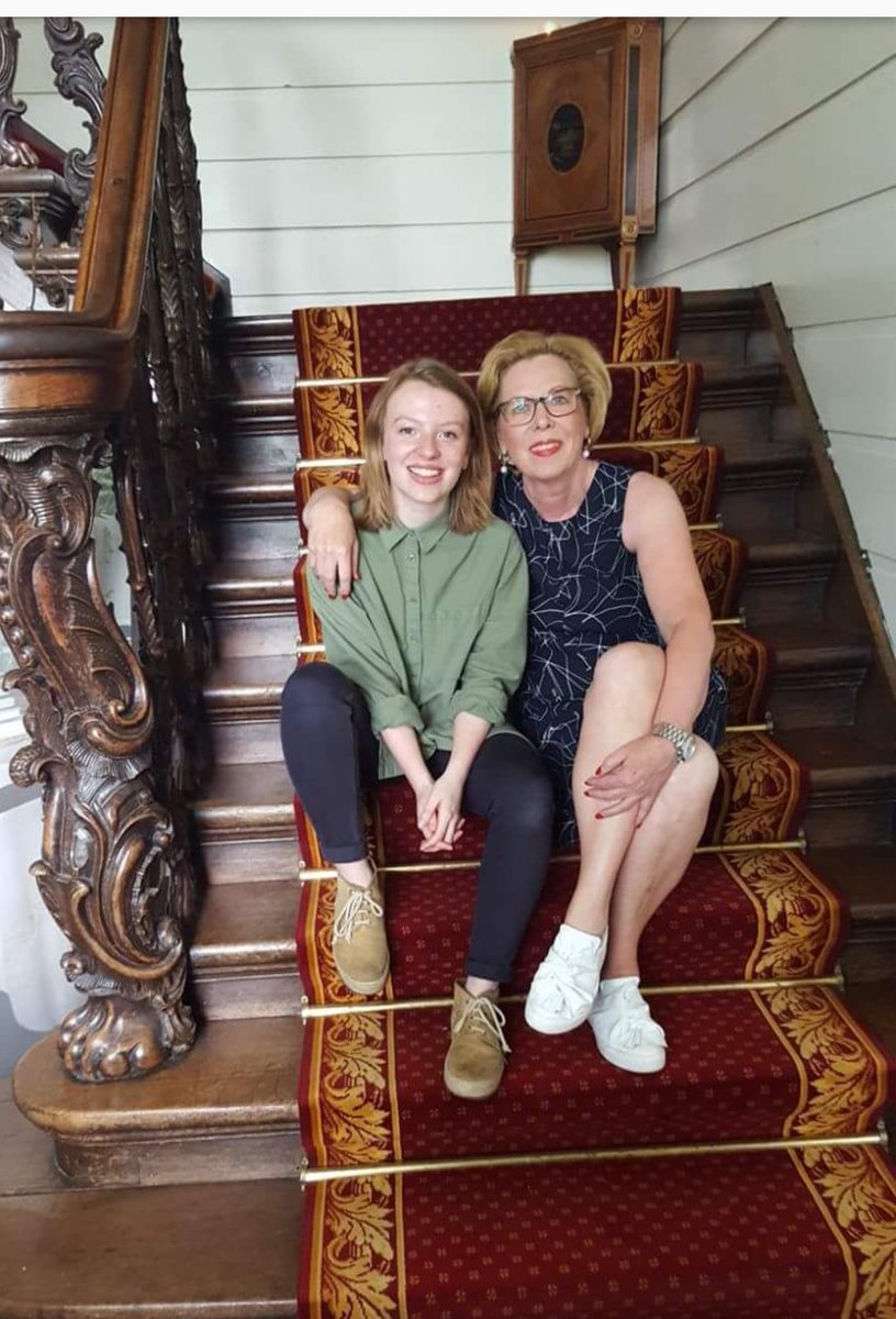 #Hethuystendonck met Kyra op de trap.