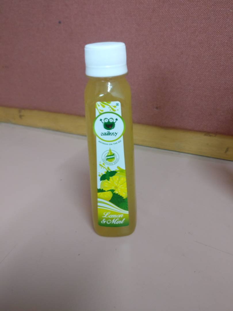 PinkLemonadeIn's tweet photo. These refreshing samples from our client #Smileey really made our #Friday ! #OrganicDrinks #Packaging #WorkPerks #JustPLThings https://t.co/GHAIPWW6Ki