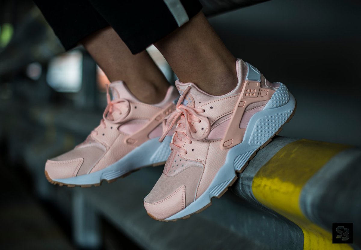 Sneakerbaas's tweet photo. Shop now! https://t.co/mExzDJpNtQ
#Nike #Huarche #Run #SunsetGlow #SneakerBaas #BaasBovenBaas https://t.co/ezD71Qljsf