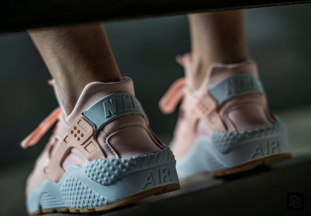 Sneakerbaas's tweet photo. Shop now! https://t.co/mExzDJpNtQ
#Nike #Huarche #Run #SunsetGlow #SneakerBaas #BaasBovenBaas https://t.co/ezD71Qljsf