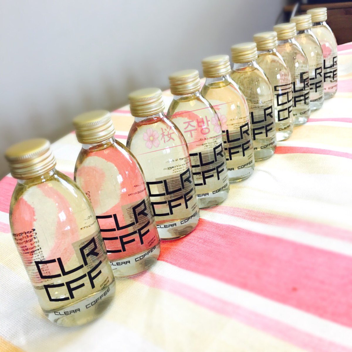 sakurajubang's tweet photo. 🌸They finally arrived! "Clear Coffee"! 透明咖啡,唔知好唔好飲呢🤔。🌸
#clearCoffee #clrCff #透明咖啡 #咖啡 #無色咖啡 #透明 #clear #coffee #투명한커피 #커피 #コーヒー #투명 #투명커피 https://t.co/puuVRrKM7m