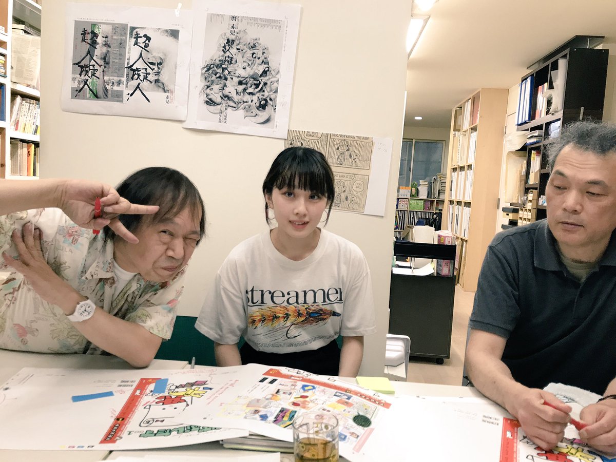 祖父江 慎 そぶえ しん タナカカツキさんの ぴっかりかがみがみ ページ アル ペーパーを使って お花畑からチョウチョを採集中 仕事のはずが真剣に遊んでます W 右は凸版のゴッドハンド 金子雅一さん まん中のヤングはワッキーこと脇田あすか 祖父江 慎 そぶえ しん タナカカツキさんの ぴっかりかがみがみ ページ アル ペーパーを使って お花畑からチョウチョを採集中 仕事のはずが真剣に遊んでます W 右は凸版のゴッドハンド 金子雅一さん まん中のヤングはワッキーこと脇田あすか