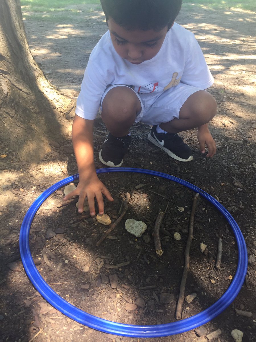 Using the outdoors to make patterns!☘️🌲☘️<a href="/APS_EarlyChild/">APS Office of Early Childhood</a>  @KeySchoolAPS