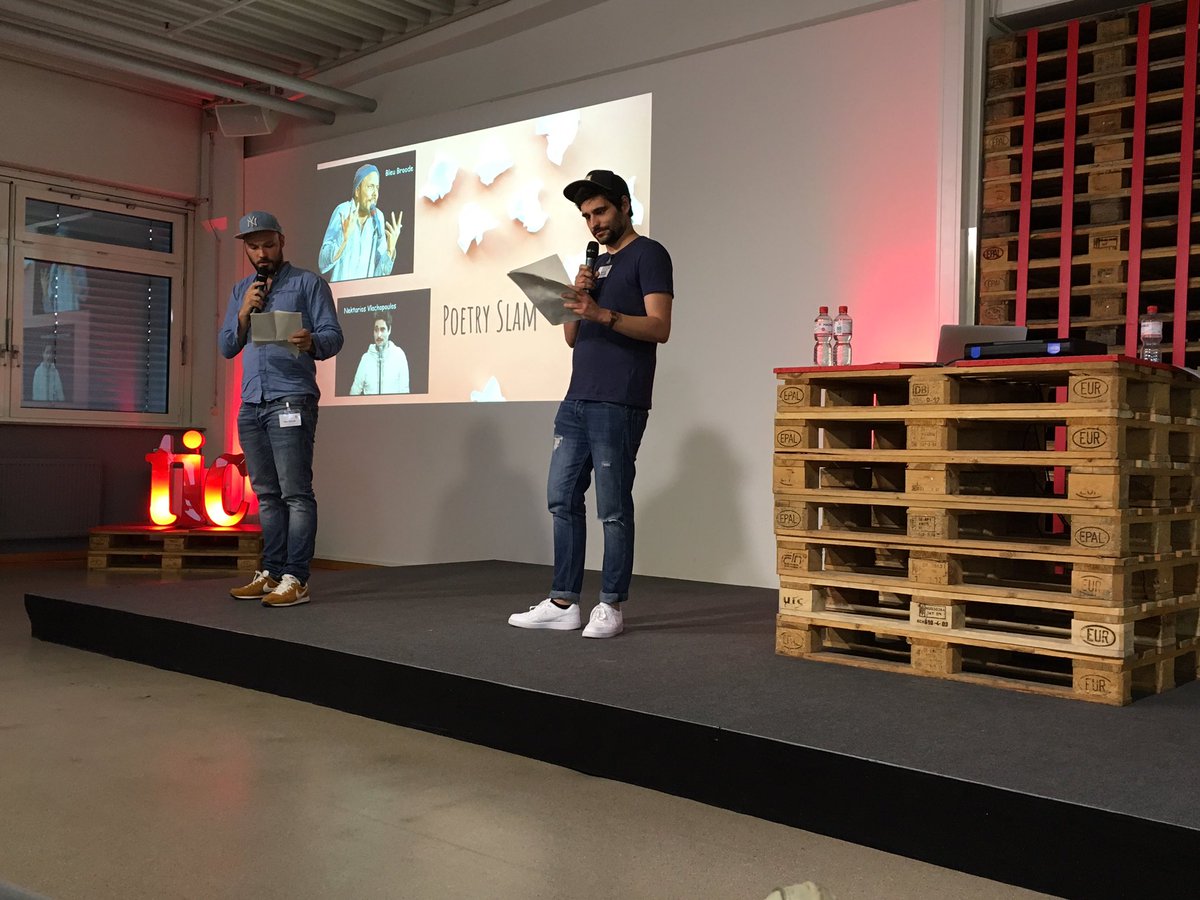 jenscornelissen's tweet photo. "Demokratie ist wie Klopapier - man bemerkt sie erst, wenn sie fehlt." #DoingDemocracy bei #30u30 als #PoetrySlam https://t.co/d2T71DwQlF