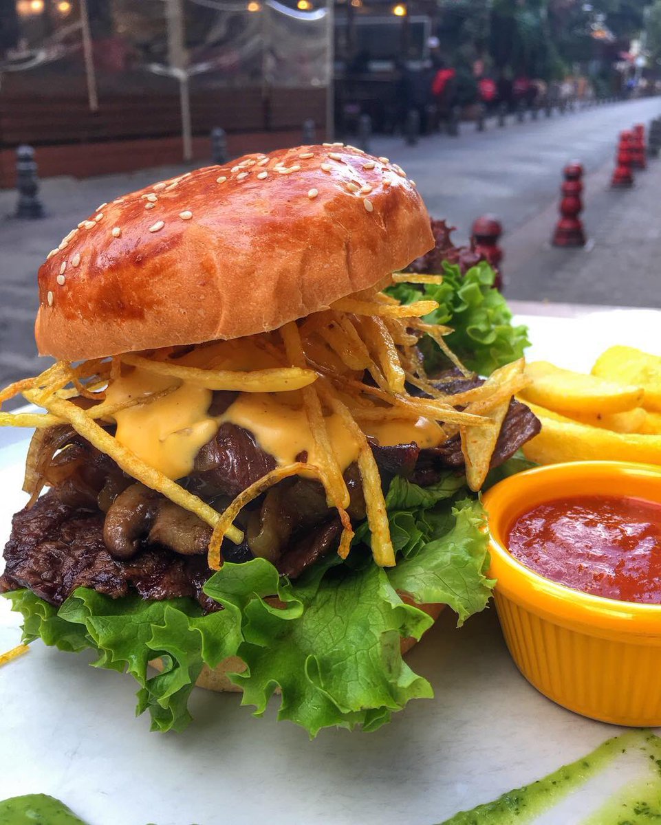 agapiarest's tweet photo. ➡️ Şöyle içinde İyi kızarmış bi biftek, üzerinde çıtır patatesler, karamelize soğan ve mantarlar... 
Çok acıktık..çok.. #steakburger 😍 https://t.co/elj8gHwgiX