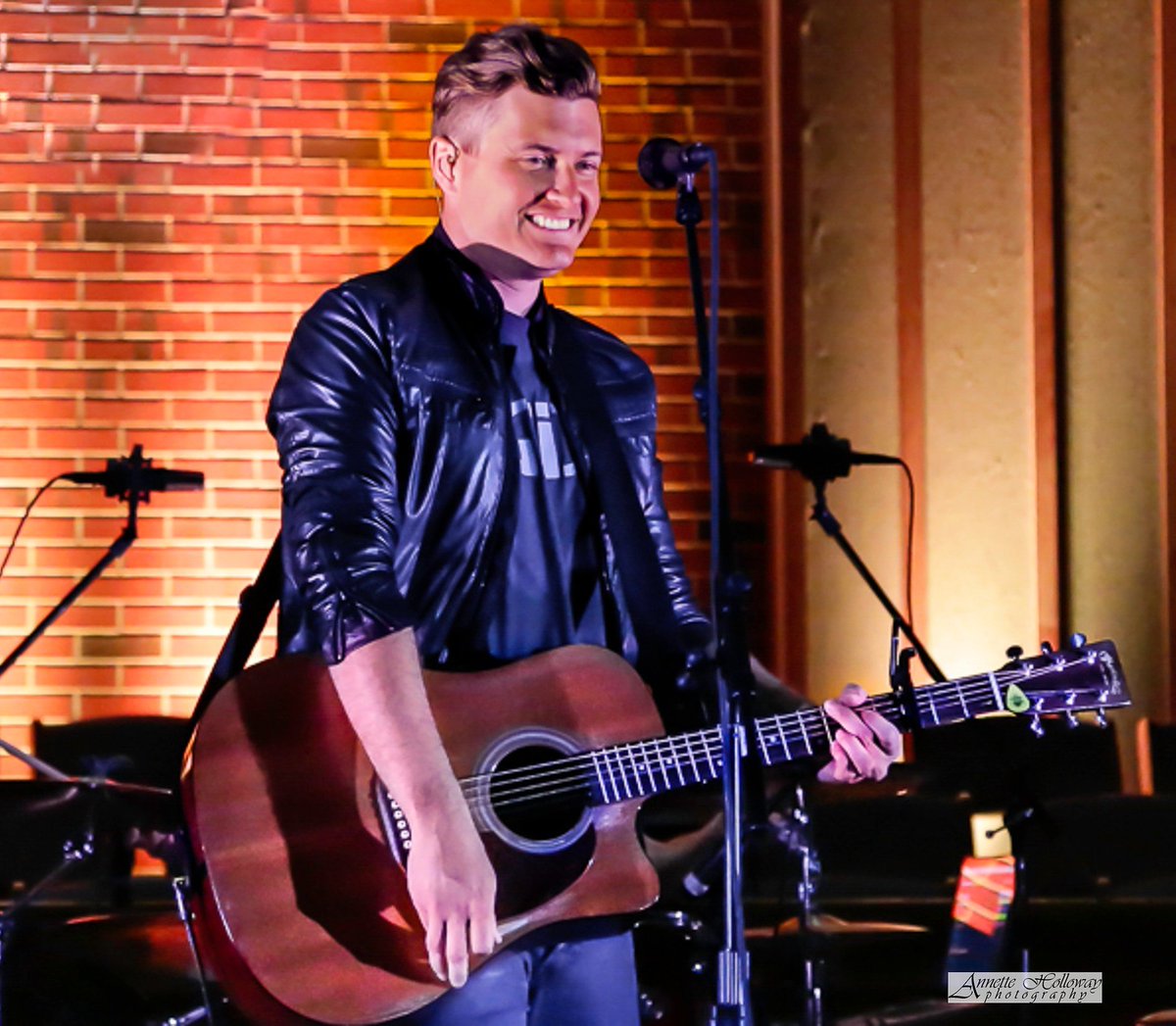 AnnetteHolloway's tweet image. Happy Birthday, Adam Agee! 
🍰🍧🎂🍦🍭
@AdamAgee #AdamAgee
@audioaofficial #AudioAdrenaline
#AHAudioAdrenaline
#HappyBirthday
📸 @AnnetteHolloway