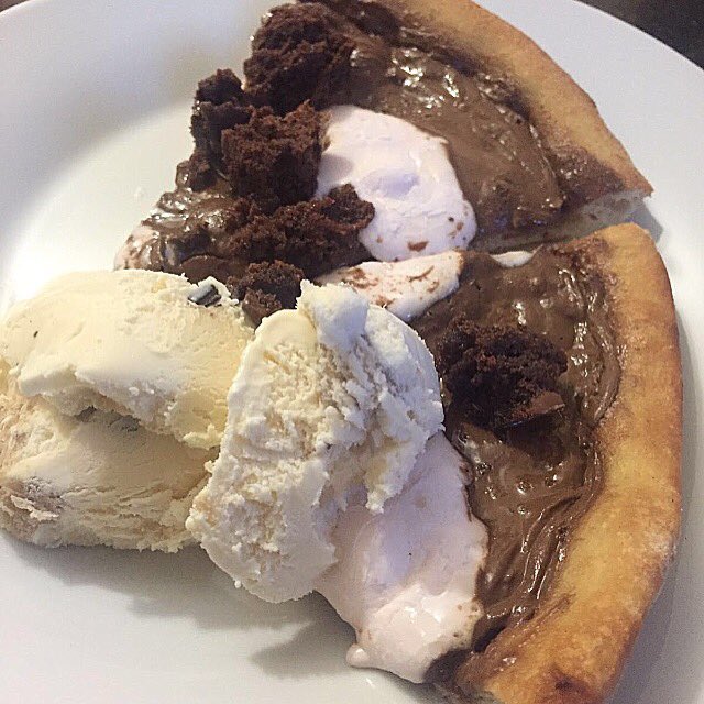 Pizzarackardboe's tweet photo. Nutella Pizza With Brownie &amp; Ice Cream https://t.co/QJACVzXhRy