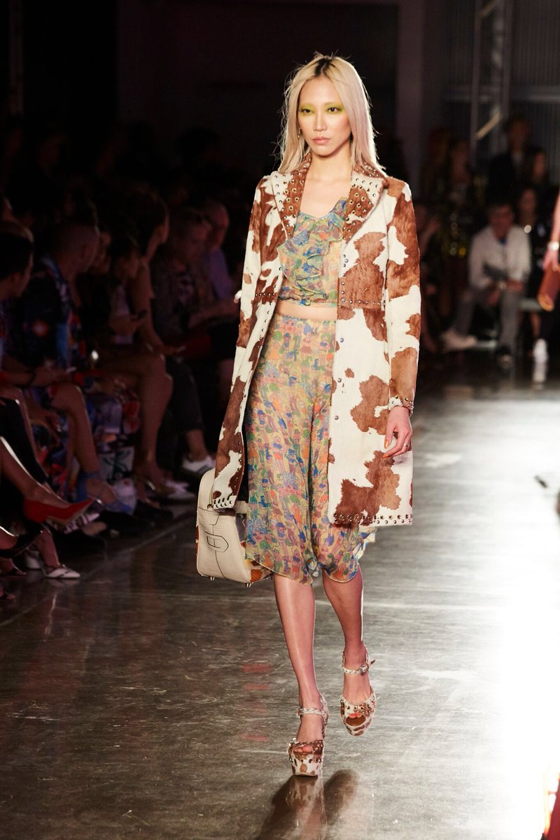 FashionWeek's tweet photo. Americana 🇺🇸✨From Playboy to cartoons, cowboys &amp; cowhide, @moschino brought American pop culture to its Resort runway #MADELA #fashionweek https://t.co/V9nNrt7ioj
