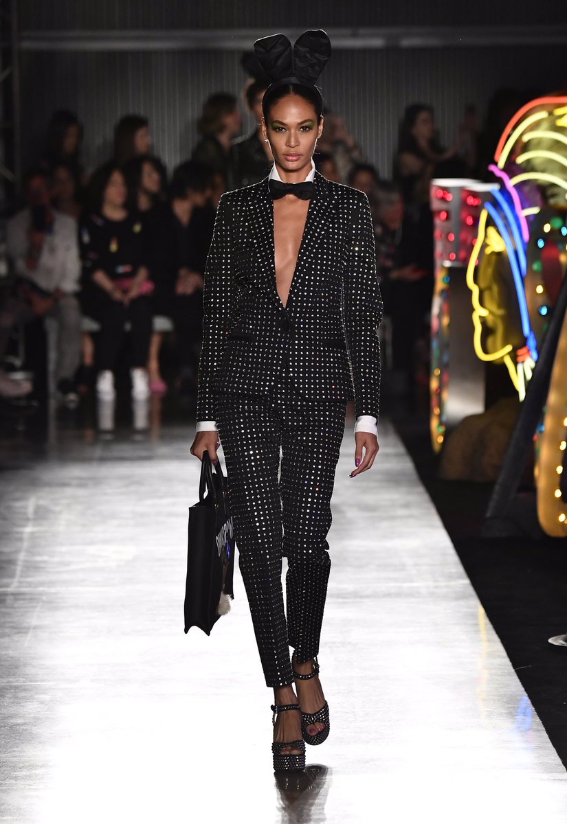 FashionWeek's tweet photo. Americana 🇺🇸✨From Playboy to cartoons, cowboys &amp; cowhide, @moschino brought American pop culture to its Resort runway #MADELA #fashionweek https://t.co/V9nNrt7ioj