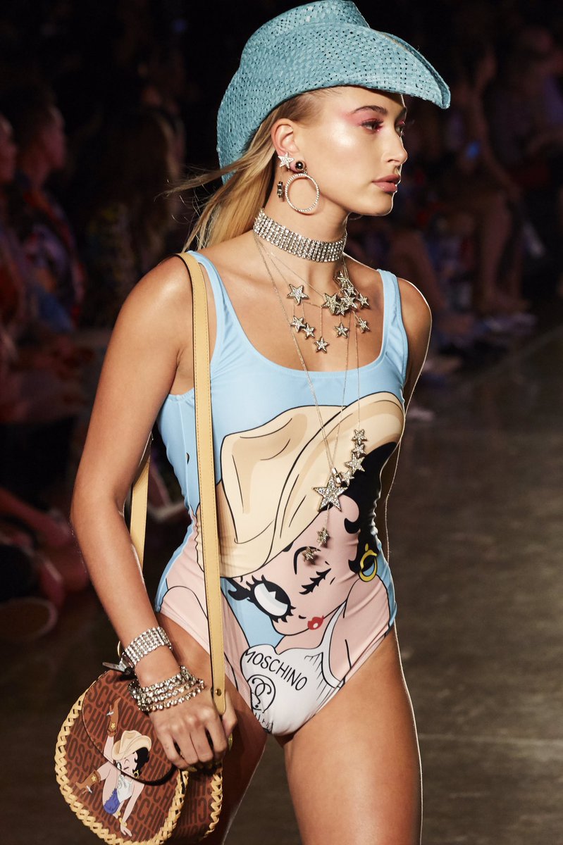 FashionWeek's tweet photo. Americana 🇺🇸✨From Playboy to cartoons, cowboys &amp; cowhide, @moschino brought American pop culture to its Resort runway #MADELA #fashionweek https://t.co/V9nNrt7ioj