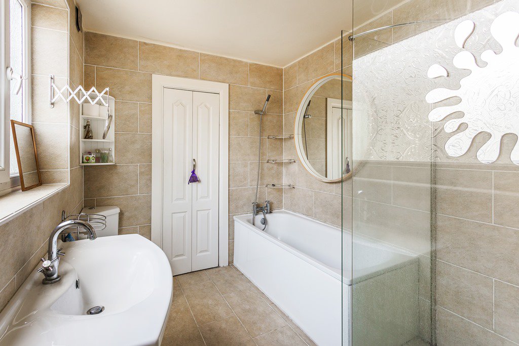 ChoicesRedhill's tweet photo. INDOOR SWIMMING POOL - Choices are proud to bring to the market this EXTENDED and WELL PRESENTED 5/6 bedroom detached house. https://t.co/bNxfymReHP