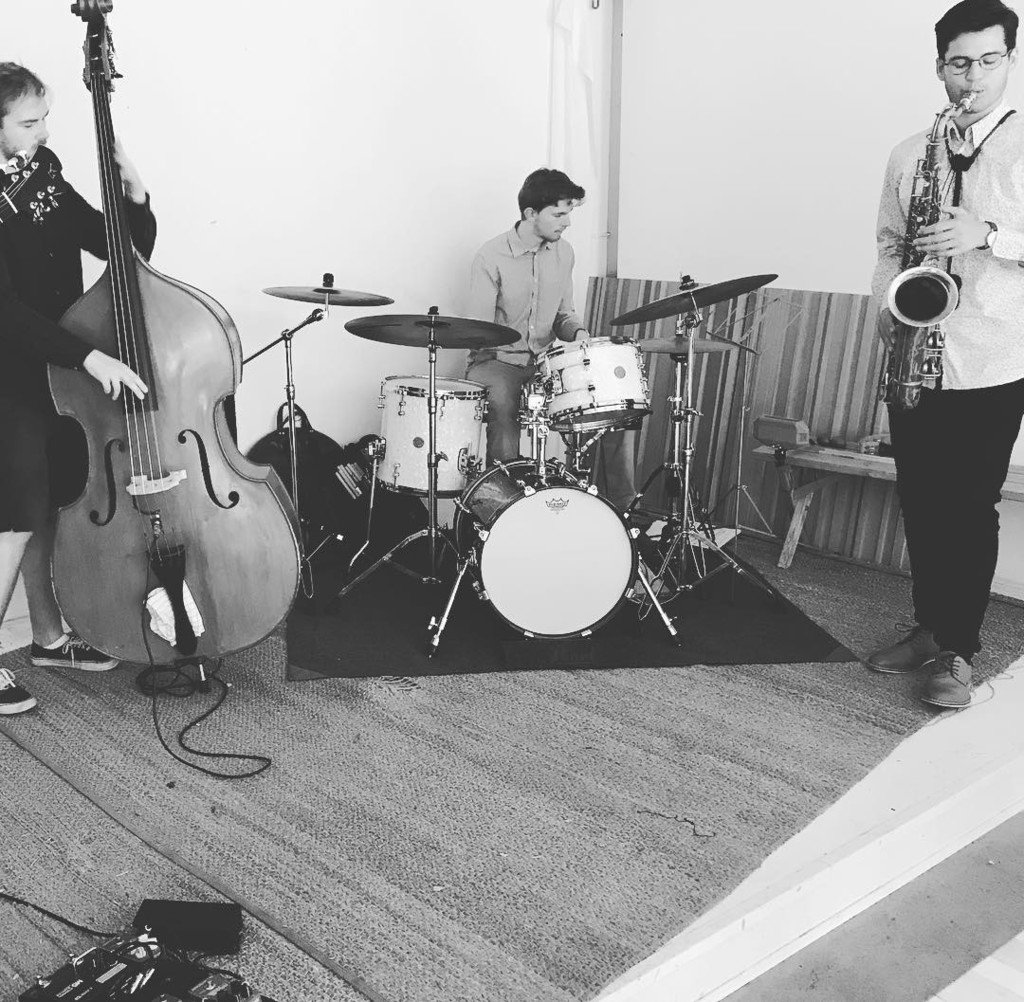 Soderom's tweet image. In kör vi litta live musik hos oss vilket alltid är gött 🎷🥁🎻💥
Sen har vi också en ny meny som ni kan kolla in! 🐖🐓🐟🥕
Som alltid riktigt goa …