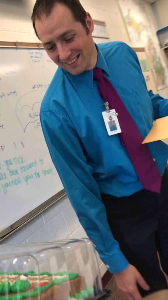 BenRacalla1's tweet photo. I bought Mr. C an honest cake for the last day of school https://t.co/lRYR1HBAgo